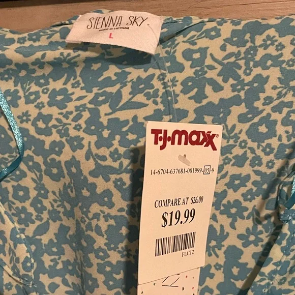 Perfect for spring, juniors dress. - Picture 2 of 2